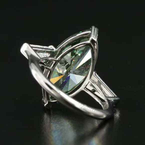Elegant Green Diamond Marquise Cut Ring - Picture 7 of 8